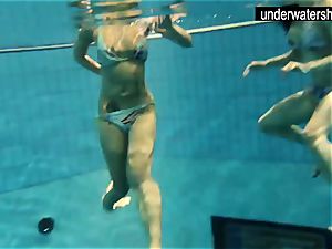 2 spectacular amateurs showing their bods off under water